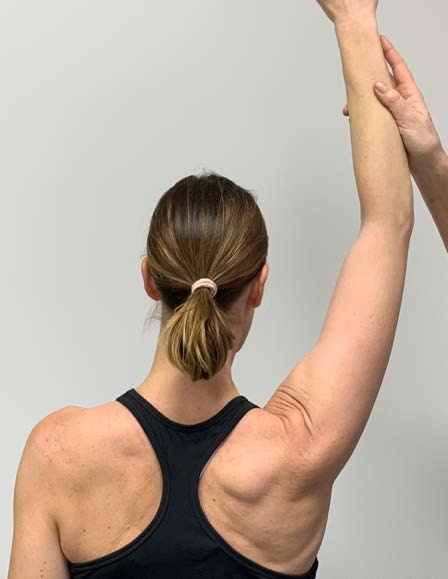 Bilden visar hur painful arc abduction utförs