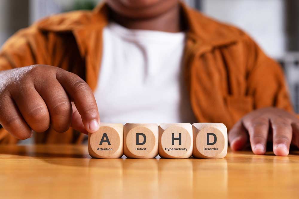Barn som bildat ordet adhd med bokstavsklossar